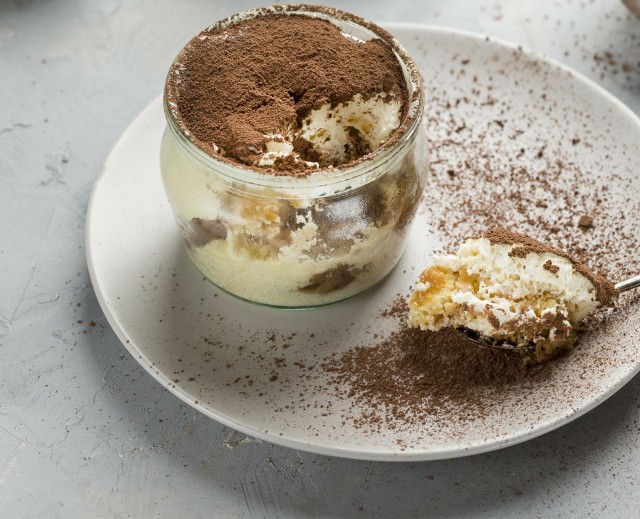 W latach 80. tiramisu stało się stałym punktem w menu włoskich restauracji na całym świecie, symbolizując włoską finezję kulinarną. Jego urok tkwi w prostocie i doskonałym smaku.