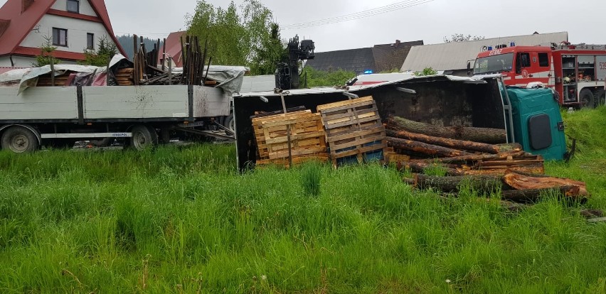 Powiat suski: Zderzenie dwóch ciężarówek. Kierowcy w ciężkim stanie trafili do szpitala [ZDJĘCIA]