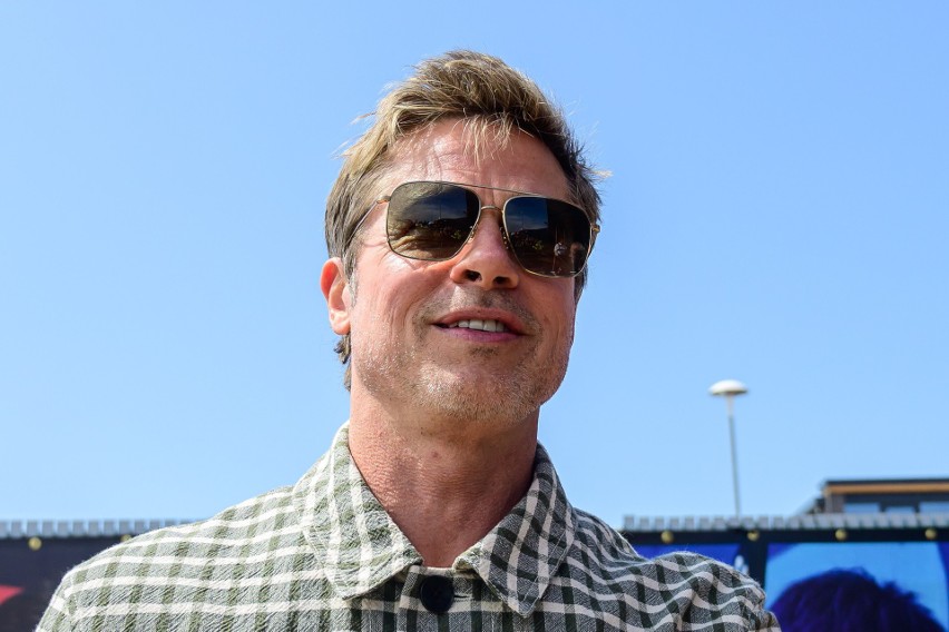 Brad Pitt kręci film w trakcie prawdziwego wyścigu. Wysłuchał hymnu na prezentacji razem z kierowcami Formuły 1