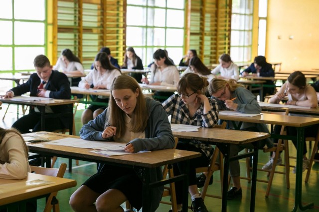 Wyniki egzaminu gimnazjalnego 2018. Sprawdzamy jak egzamin gimnazjalny 2018 wypadł w Toruniu. Prawie 50 proc. punktów różni najlepsze i najsłabsze toruńskie gimnazja. Spawa rozbija się o predyspozycje uczniów i środowisko, w którym działa szkoła. Dane podajemy w kolejności : (ŚREDNIA, JĘZYK POLSKI, HISTORIA I WOS, MATEMATYKA, PRZEDMIOTY PRZYRODNICZE, JĘZYK ANGIELSKI (PP) ORAZ JĘZYK ANGIELSKI (PR)