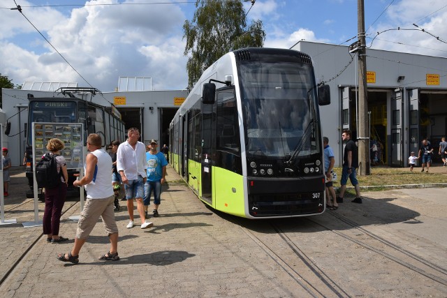 W sobotę na terenie zajezdni MZK przy ul. Kostrzyńskiego odbył się Piknik z okazji 120-lecia tramwajów.W imprezie wzięły udział całe rodziny gorzwian, na które na miejscu czekało wiele atrakcji, m.in. gry i zabawy oraz symulatory wypadków, które cieszyły się sporym zainteresowaniem wśród zwiedzających.Na terenie zajezdni można było też zapoznać się z taborem autobusowym i tramwajowym. Pokazana była m.in.zabytkowa bimba, stary "helmut" i nowoczesna pesa.WIDEO: Zawody na najlepszego motorniczego w Gorzowie