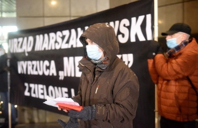 Protest nauczycieli CKZiU "Medyk" przed CRS w Zielonej Górze