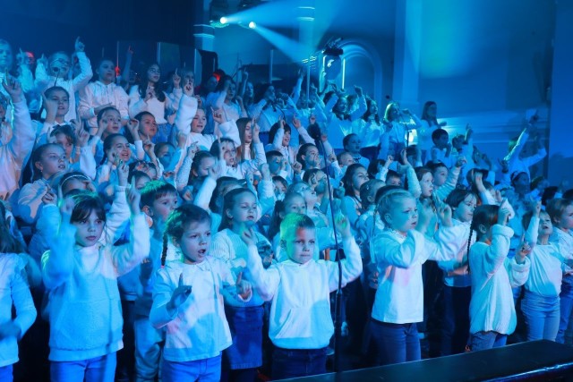 350 dzieci z całej Polski wzięło udział w nagraniu najnowszej płyty "Kolory" zespołu Mocni w Duchu i niemal wszystkie wystąpiły w sobotnim koncercie promującym nowe wydawnictwo w łódzkim kościele pod wezwaniem  Najświętszego Imienia Jezus.