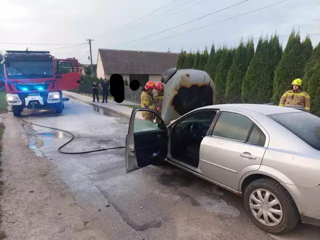 Pożar samochodu w powiecie pińczowskim.