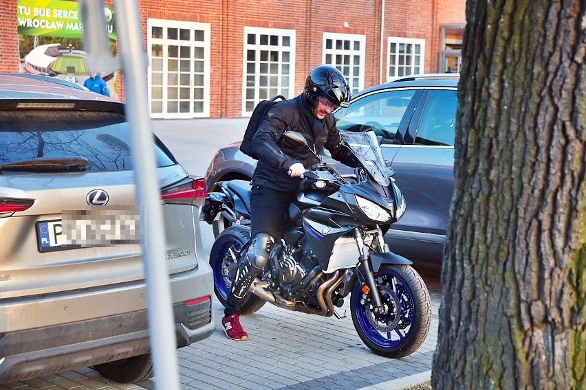 Prezydent Jacek Sutryk przechytrzył system. Na Stadion Olimpijski przyjechał motocyklem