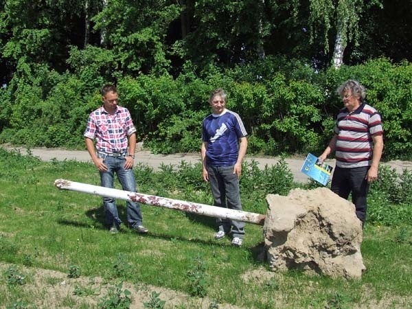 Tak wyglądają pozostałości po bramce w miejscu, gdzie zdaniem mieszkańców władze Koszalina obiecały im wybudowanie boiska. Nieznani sprawcy wykopali ją z ziemi i pocieli na kawałki. Tymczasem piłkarze klubu "Pneumatica", nie mają gdzie grać.