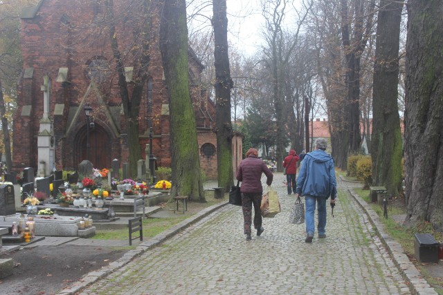 We wtorek - 3 listopada - tłumów na cmentarzu Mater Dolorosa w Bytomiu nie było. Zobacz kolejne zdjęcia. Przesuwaj zdjęcia w prawo - naciśnij strzałkę lub przycisk NASTĘPNE >>>