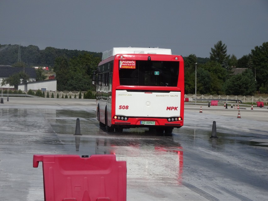 Kierowcy autobusów MPK w Częstochowie trenują jazdę na...