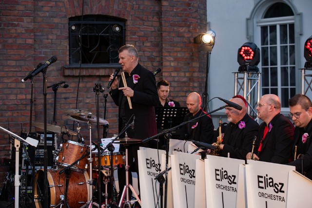 Józef Eliasz na czele big-bandu przed swoim klubem na ulicy niezmiennie Krętej