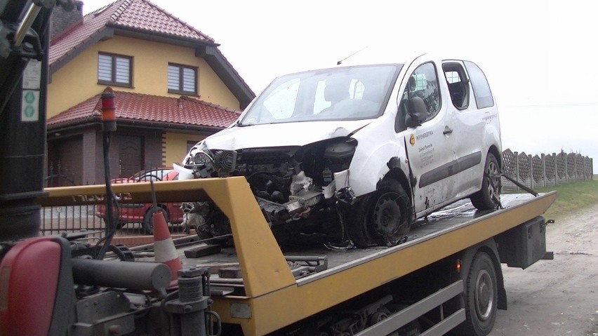 Kolizja pod Stargardem. Auto wjechało na posesję 