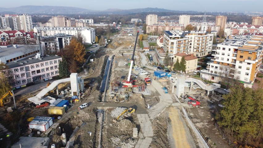 Rozpoczęto budowę kładki między ulicami Ruczaj i Pszczelną....