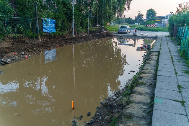 Remont ul. 29 listopada w Nowym Sączu zakończy się pod koniec września. Są op&oacute;źnienia, mieszkańcy skarżą się, że prace nie idą płynnie