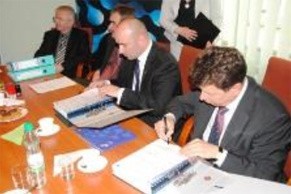 Umowa została podpisana. Na zdjęcie prezes firmy DORBUD Tomasz Tworek (z prawej) oraz dyrektor Kieleckiego Inkubatora Przedsiębiorczości, Szymon Mazurkiewicz