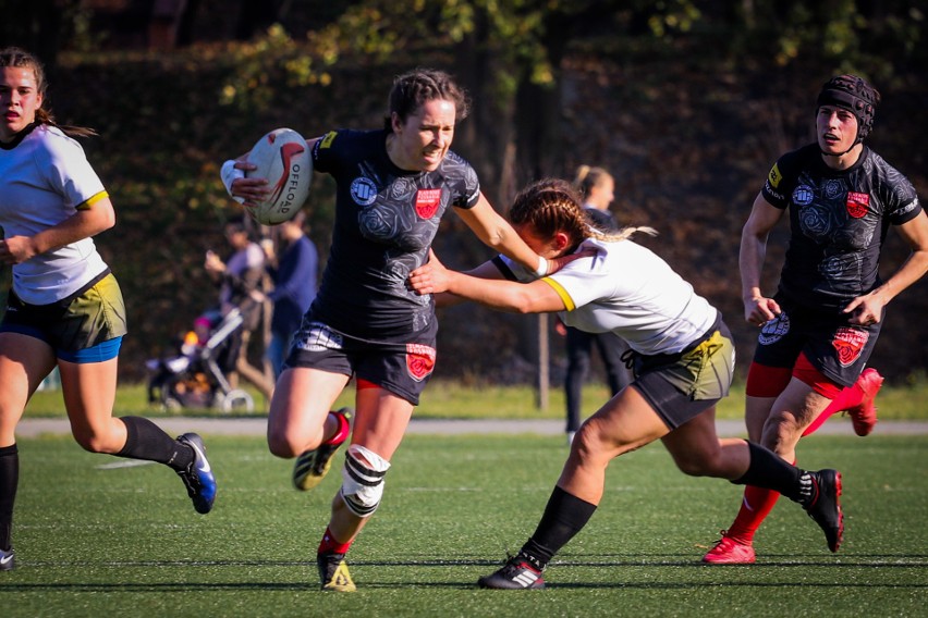 Rugbystki Black Roses ze swoimi trenerami podczas turnieju w...