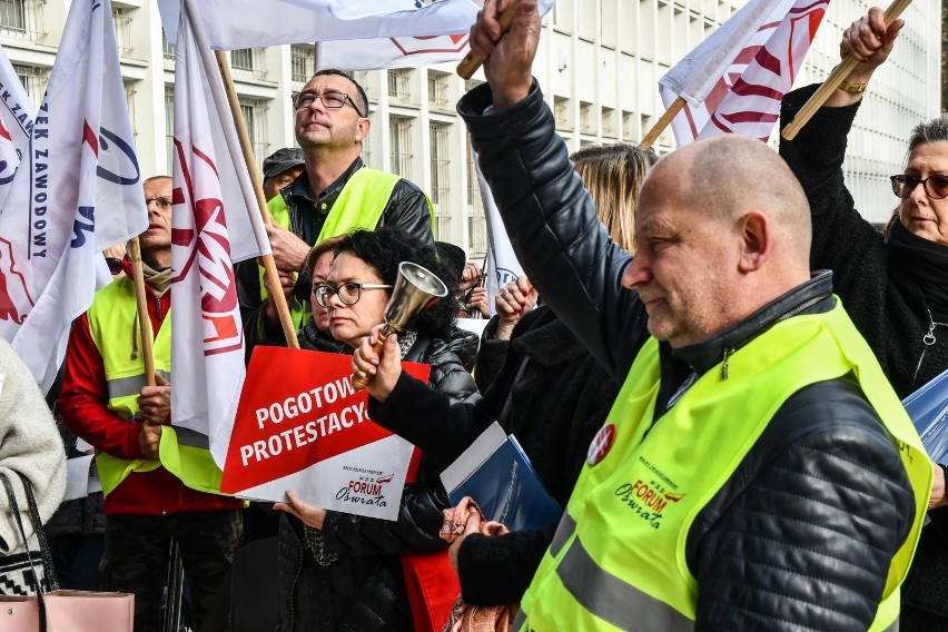 Nauczycielski protest związkowy pod kuratorium w Bydgoszczy. Nauczyciele: pensje są za niskie