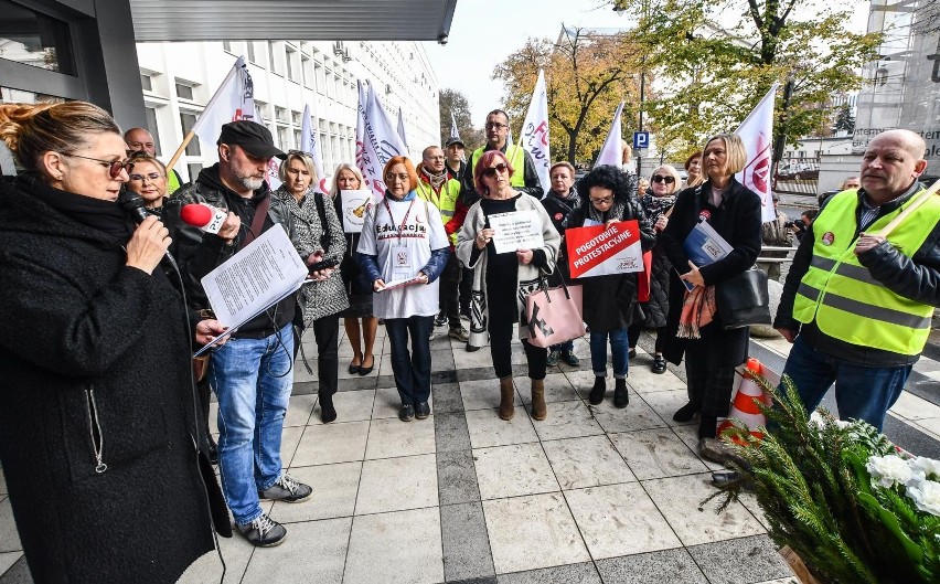 Nauczycielski protest związkowy pod kuratorium w Bydgoszczy. Nauczyciele: pensje są za niskie
