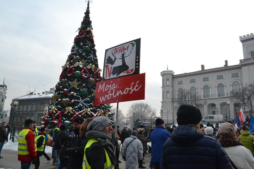 Manifestacja KOD w Bielsku-Białej. Mróz, demokracja, narodowcy i... poseł Pięta [ZDJĘCIA]