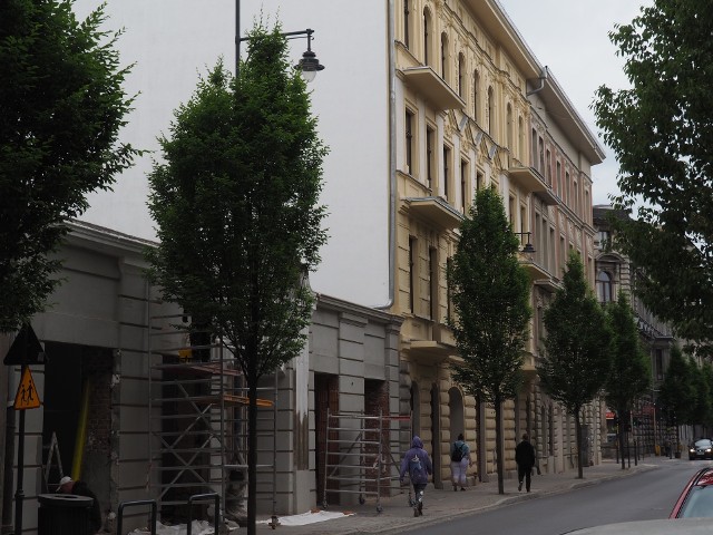 Rewitalizacja zabytkowych budynków przy ul. Rewolucji 1905 roku w centrum Łodzi. Chodzi o stojące obok siebie kamienice oznaczone numerami 13, 15 i 17, z których ta pierwsza, narożna, jest najbardziej efektowna.