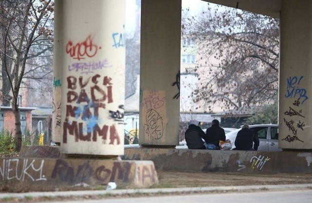 Bezdomni wybierają najczęściej tułaczkę, powodem jest alkohol.