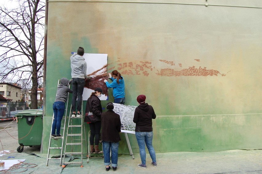 Nowy Sącz. Uczniowie tworzą mural z Mgr Morsem. Zwycięski projekt uczennicy powstaje na murach ekonoma [ZDJĘCIA]