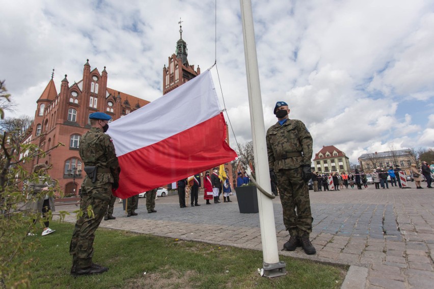 Obchody rocznicy Konstytucji 3 maja pod ratuszem w Słupsku