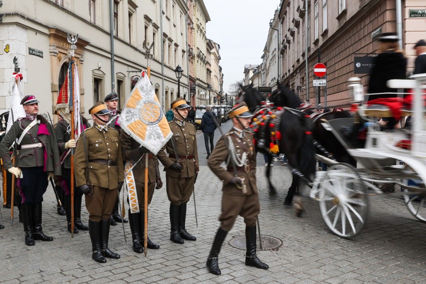 Na Rynku w Krakowie odbyły się obchody święta 8 Pułku...