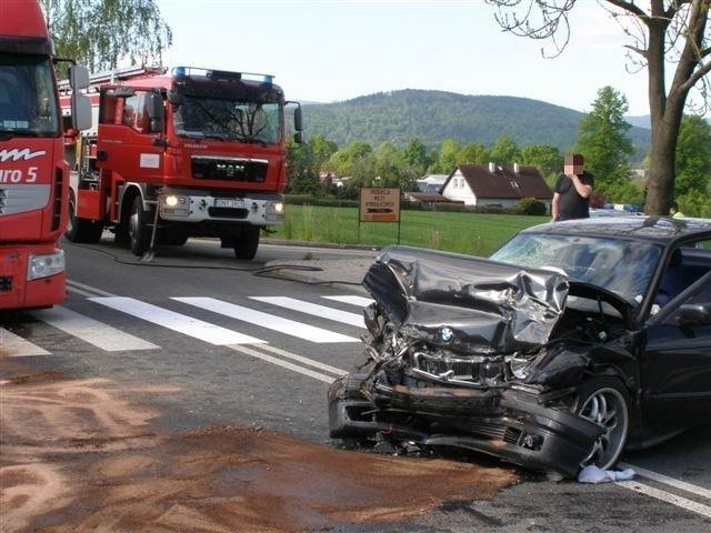 Wypadek w Bodzanowie. BMW zderzyło się z ciężarówką