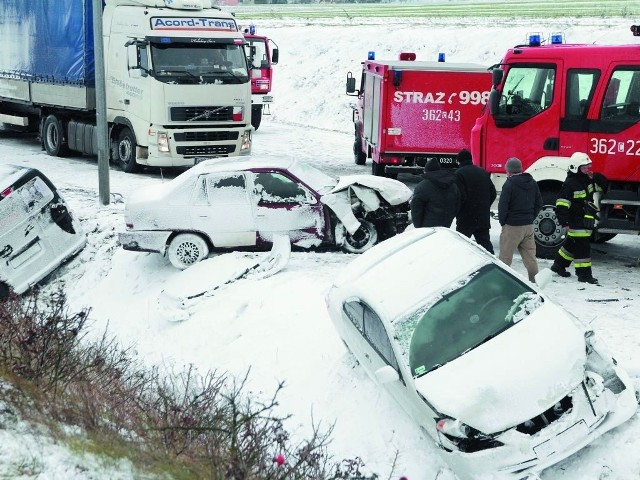 Ksawery nawiewał śnieg i paraliżował drogi w regionie. Na obwodnicy Kowala zderzyło się przez to kilka samochodów.