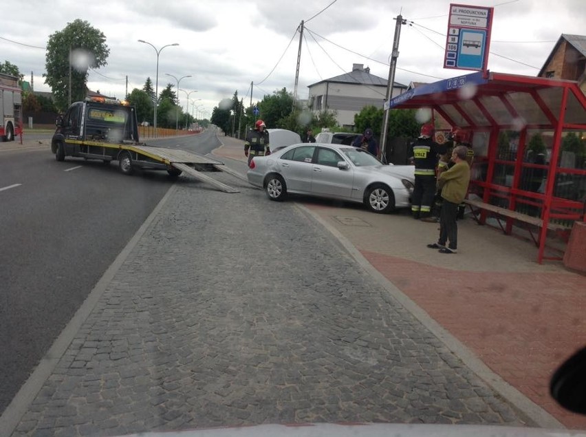 Białystok. Kierowca mercedesa wjechał w przystanek autobusowy na ul. Produkcyjnej. Nikomu nic się nie stało (zdjęcia)