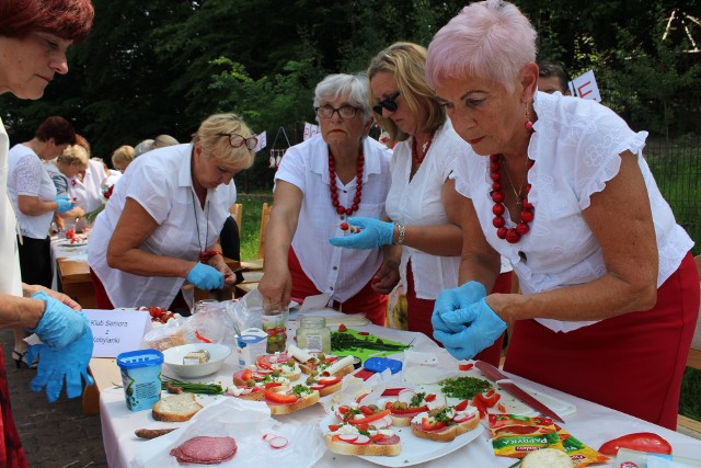 Patriotyczne Potyczki Kulinarne w Ropicy Polskiej - w szranki stanęło kilkudziesięciu seniorów ze wszystkich klubów seniora, które działają w gminie Gorlice