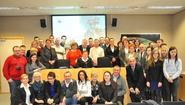 Beata Bakalarczyk (dolny rząd, druga z lewej) wraz zresztą wycieczkowiczów podczas spotkania w Parlamencie Europejskim z eurodeputowanym Czesławem Siekierskim (najwyższy rząd, w środku).
