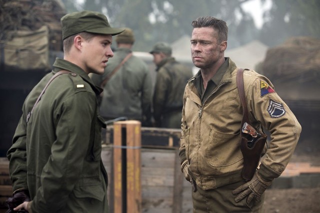 Brad Pitt gra frontowego twardziela, który niejedno przeżył, niejedno widział i teraz może sobie pozwolić na męskie prawdy