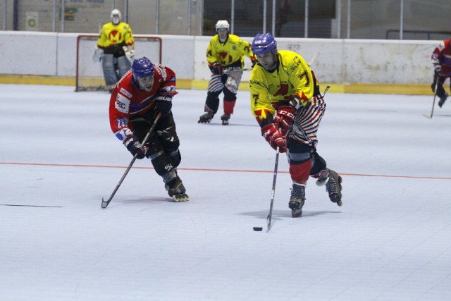 Bartłomiej Bychawski (na pierwszym planie) dwa miesiące temu wystąpił w reprezentacji Polski w lodowej odmianie hokeja na mistrzostwach świata, a teraz broni barw narodowych w mistrzostwach świata w hokeju na rolkach.