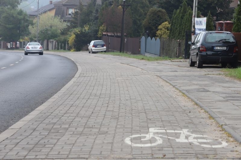 Asfalt na drodze rowerowej przy ul. Łagiewnickiej, kiedy ruszą prace? [ZDJĘCIA]