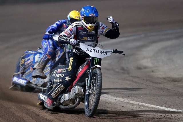 Maciej Janowski wygrał GP Niemiec. Drugi w finale w Teterow był Bartosz Zmarzlik, na najniższym stopniu podium stanął Matej Zagar. W półfinale odpadł Patryk Dudek.Na czele klasyfikacji generalnej Zmarzlik i Leon Madsen (po 85 pkt). Za nimi Emil Sajfutdinow (78). Patryk Dudek jest szósty (70), Maciej Janowski siódmy (67), a Janusz Kołodziej jedenasty (50).ZOBACZ ZDJĘCIA Z ZAWODÓW W TETEROW >>>