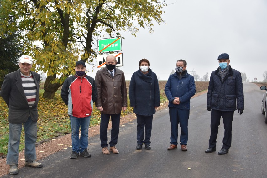 Kolejne dwie drogi powiatowe wyremontowane. Pomogły gminy Kunów i Waśniów  [ZDJĘCIA] 