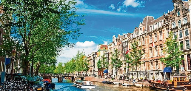 Połączenie z Krakowa do Amsterdamu to doskonała okazja, aby odwiedzić piękną stolicę Holandii. Wystarczą 2 godziny lotu!