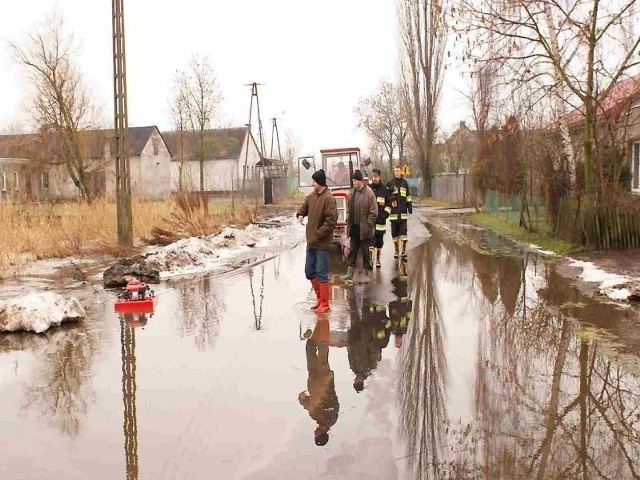 Droga w Pilichowie, jak kilka innych w powiecie radziejowski, została zalana prze wodę...