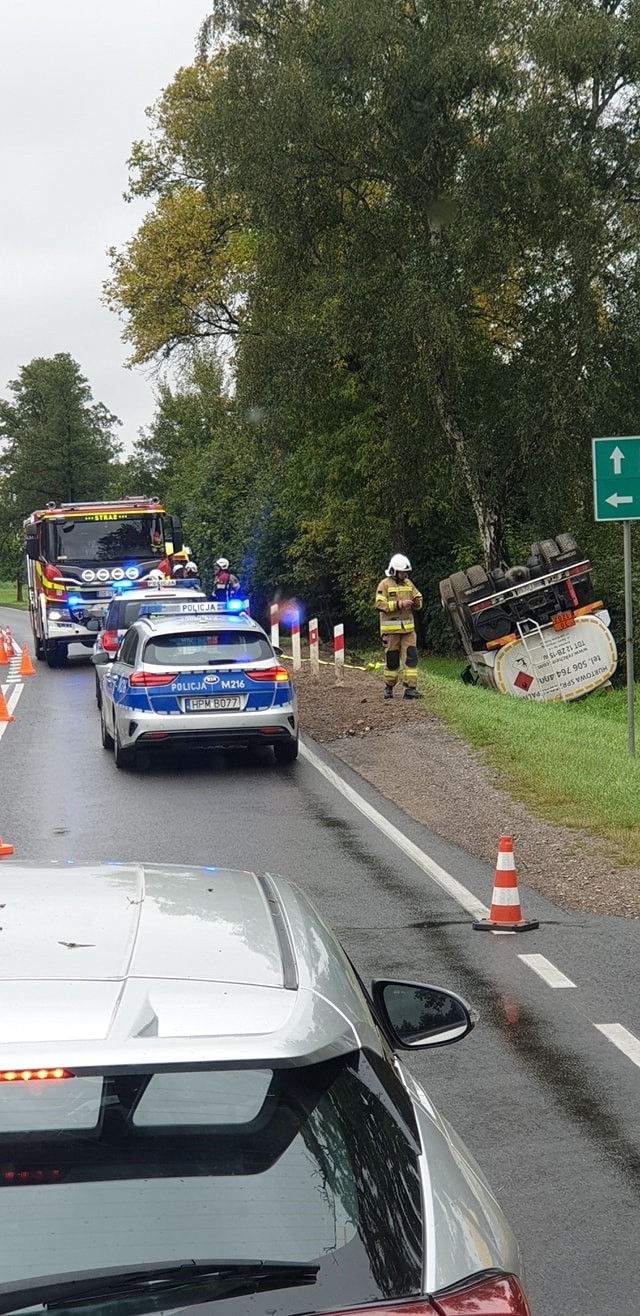 Protasy. Ciężarówka wjechała do rowu. Utrudnienia na DK19 [ZDJĘCIA]