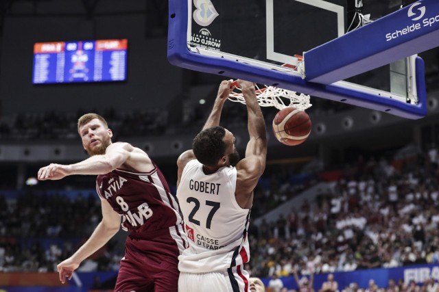 Łotwa pokonała Francję na mistrzostwach świata w koszykówce