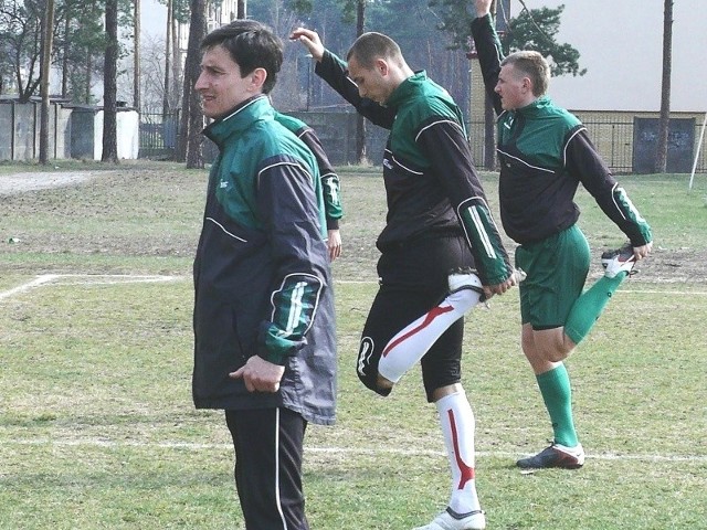 Trener Stali, Mirosław Kalita (z lewej) i jego piłkarze chcą zrewanżować się Garbarni Kraków za jesienną porażkę w Stalowej Woli.