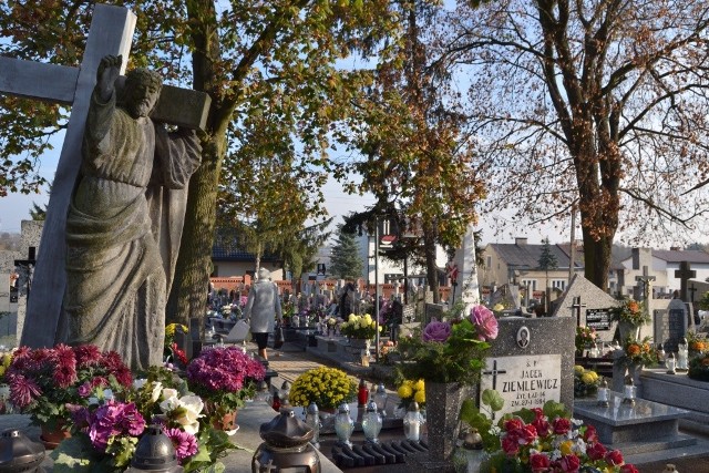 Wszystkich Świętych i Dzień Zaduszny skłaniają do chwili refleksji nad sensem życia. Zaganiani, pochłonięci problemami dnia codziennego często zapominamy, co dla nas najważniejsze. Wspominając najbliższych, którzy odeszli od nas na zawsze, powinniśmy też pomyśleć o tych, którzy polegli za Ojczyznę. Na cmentarzach w powiecie lipnowskim nie brakuje miejsc, związanych z bolesną historią naszego kraju.Więcej w „Tygodniku Lipnowskim”.