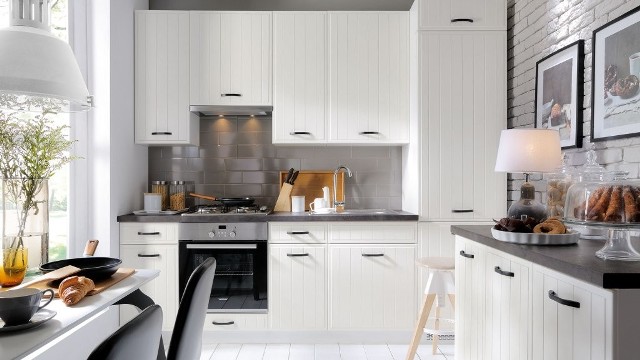 Białe meble kuchenne nie tylko wyglądają elegancko ale i optycznie powiekszą małą przestrzeń.