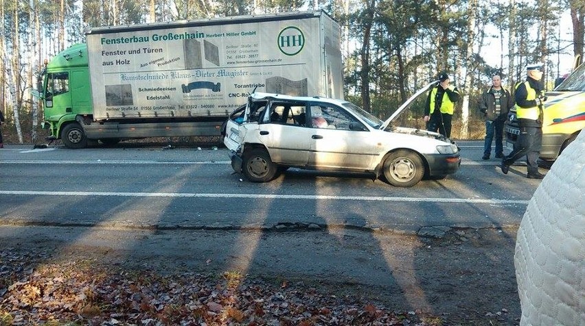 Trzy samochody zderzyły się w Rozgartach, jedna osoba w...