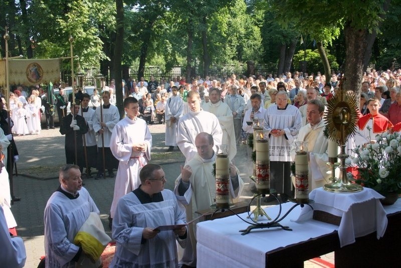 Boże Ciało 2014 w Zabrzu: procesja z kościoła św.Anny w...