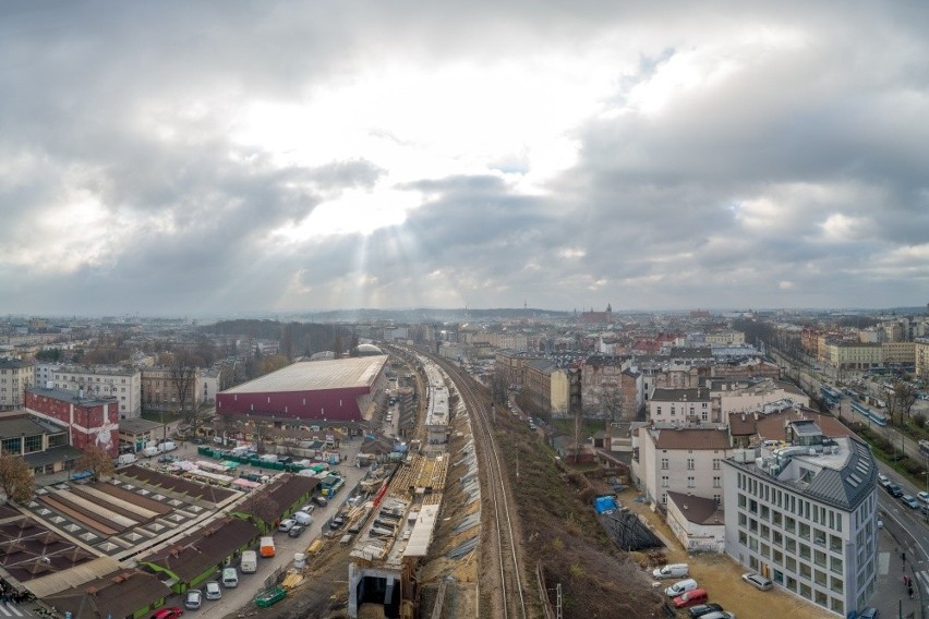 Megainwestycja w centrum Krakowa rośnie jak na drożdżach [ZDJĘCIA]