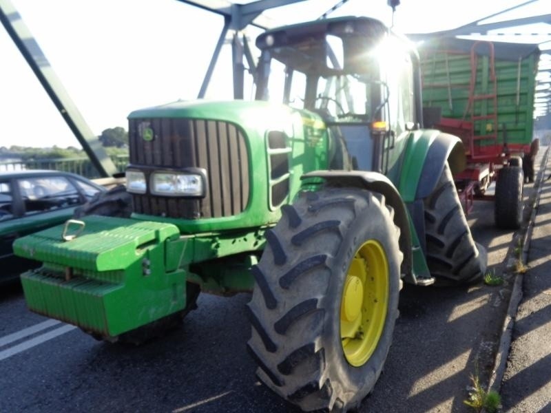 Wypadek w Oławie. Traktor uszkodził dwa przęsła jedynego mostu na Odrze (ZDJĘCIA)