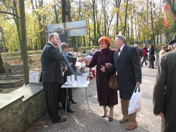 Na cmentarzu katedralnym, jak co roku, prowadzona była kwesta na rzecz ratowania zabytkowych nagrobków.  Wśród kwestujących byli między innymi: Tadeusz Frańczak, przewodniczący Rady Miasta oraz nauczyciele z Collegium Gostominum  - Bożena Myl - Ciszkiewicz i Dariusz Szczygielski.