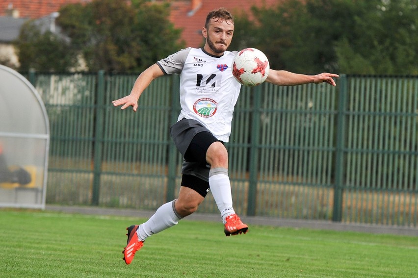 4 liga piłkarska. Starowice - Małapanew Ozimek 2-2