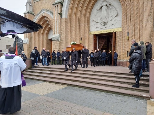 W czwartek, 9 grudnia w samo południe odbył się pogrzeb Artura Kupca, wieloletniego piłkarza i trenera Broni Radom. Do radomskiej katedry przybyli bliscy, przyjaciele, kibice, a także znajomi z całej Polski.